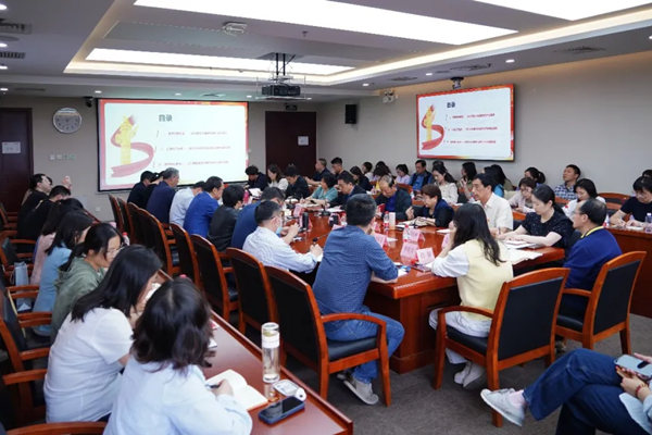 中产协全体党员参加树立和践行正确政绩观学习教育专题党课活动
